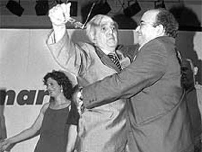 José Luis Balbás, jefe de renovadores por la base, apoyó a Fernando Morán en las primarias para la candidatura a la alcaldía de Madrid. El abrazo festeja la victoria frente a Leguina.