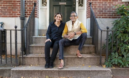 Abhijit Banerjee y Esther Duflo ganadores del premio Nobel de Economía de 2019, junto a Michael Kremer, posan en la puerta de su casa en Boston, EE UU.