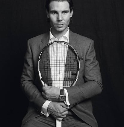 Detrás de esa raqueta se esconde un gran campeón vestido con traje TH Flex, camisa y pañuelo, todo de Tommy Hilfiger Tailored, y reloj Richard Mille.