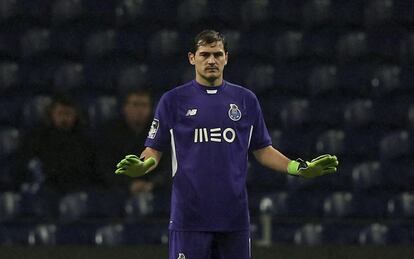 Iker Casillas ante el Benfica.