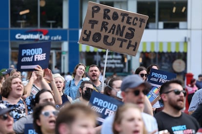Un grupo de personas protestaba en Nueva York luego de que la Corte Suprema de EEUU confirmara una ley que prohíbe cierta atención médica para jóvenes transgénero.