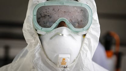 Uno de los sanitarios que lucha contra el coronavirus en Nairobi (Kenia) con las gafas empañadas.