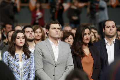 GRA016. MADRID, 13/12/2015.- El candidato de Ciudadanos (C's) a la Presidencia del Gobierno, Albert Rivera (c), junto a la presidenta del grupo de Ciudadanos en el Parlament, Inés Arrimadas (i), la portavoz del partido en el Ayuntamiento de Madrid, Begoña Villacís (2d), y el portavoz de Ciudadanos (C's) en la Asamblea de Madrid, Ignacio Aguado (d), en el minuto de silencio que se ha guardado por el atentado a la embajada española en Kabul en el que fallecieron dos policías españoles, durante el acto central de campaña electoral que se ha celebrado hoy en el Palacio de Vistalegre. EFE/Víctor Lerena