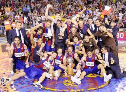 Los jugadores y los técnicos del Barça posan con el título de Liga recién conquistado.