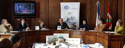 El alcalde donostiarra, Juan Karlos Izagirre, junto a ediles de todos los partidos representados en el Ayuntamiento, durante el balance de los actos del bicentenario.