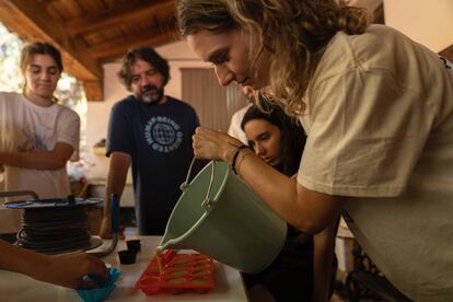 Enrique Pino supervisa las labores de los voluntarios, mientras aprenden a fabricar jabones y repelentes para insectos.