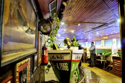 La barra del restaurante, El Mar del Medio, en forma de barco