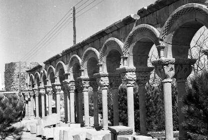 Montaje del claustro románico en la finca Mas del Vent, en 1959.