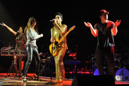 Los actores Penélope Cruz y Javier Bardem, junto al cantante Prince en un concierto en California.
