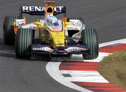 Fernando Alonso, durante la segunda sesión de entrenamientos de ayer en el circuito japonés de Fuji.