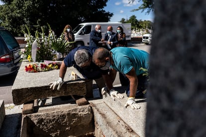 Entierro de un fallecido por la covid-19 en el cementerio de La Almudena de Madrid el pasado septiembre.