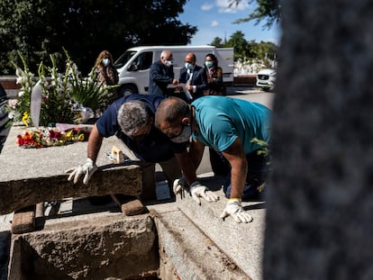 Entierro de un fallecido por la covid-19 en el cementerio de La Almudena de Madrid el pasado septiembre.