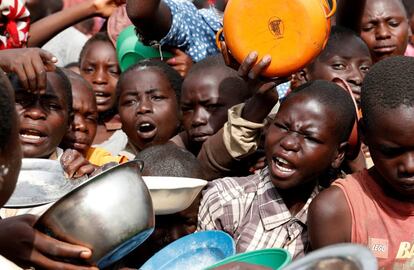 Los desplazados internos esperan la distribución de alimentos en un campamento en Bunia, provincia de Ituri (República Democrática del Congo).