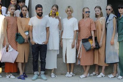 Moisés Nieto, con las modelos del desfile de su colección de otoño 2018 en la Mercedes Benz Fashion Week Madrid.