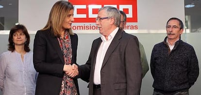 La ministra de Empleo y Seguridad Social, Fátima Báñez, saluda al secretario general de CC OO, Ignacio Fernández Toxo.