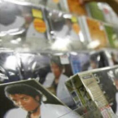Un empleado de una tienda de música coloca varios CDs de la estrella del pop Michael Jackson, en Tokio.