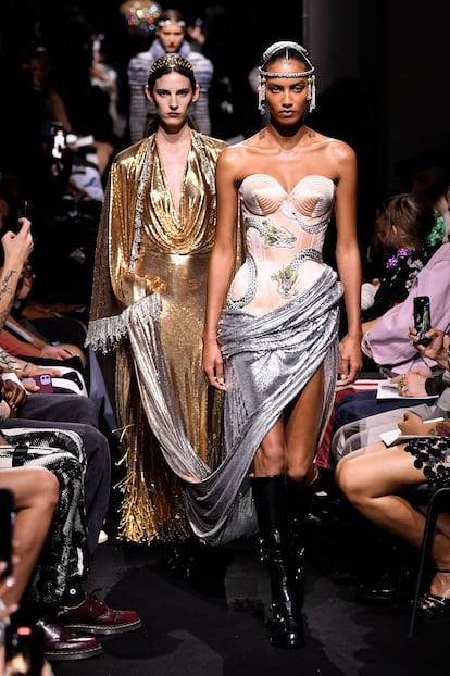 Dos modelos en el desfile de la colección de alta costura titulado Jean Rabanne Gaultier.