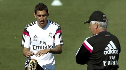 Ancelotti observa a Dí María en el entrenamiento de ayer. 