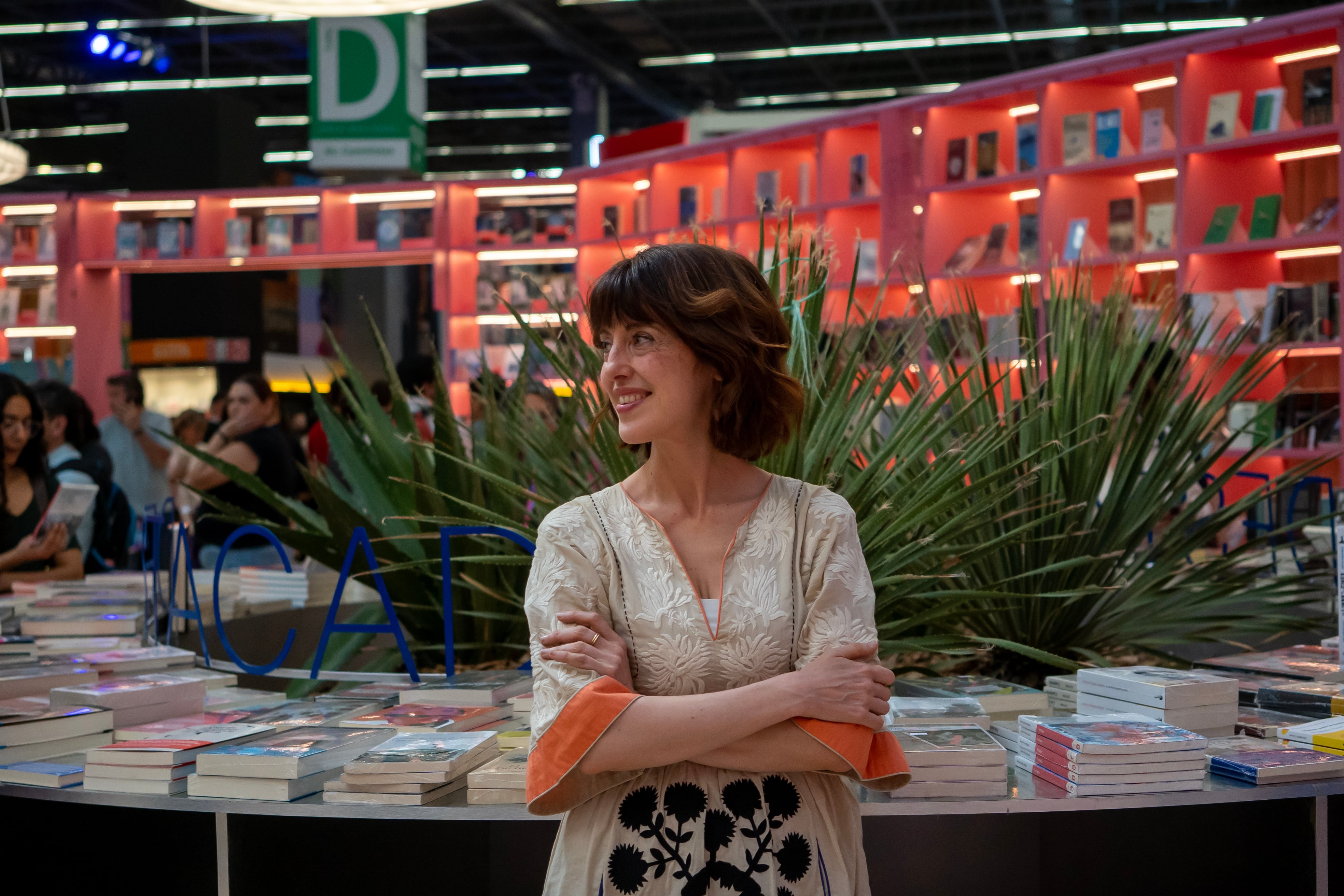 Irene Vallejo, rodeada por los libreros del pabellón de España.