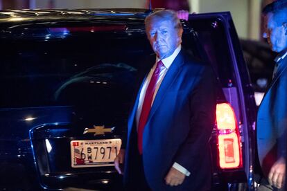 El expresidente Donald Trump, ayer, a su llegada la torre Trump tras el registro que llevó a cabo el FBI en su mansión de Mar-a-Lago.