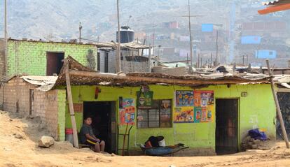 La dueña de esta pequeña tienda de alimentación, Melinda Córdoba, lleva más de una década viviendo en Cajamarquilla y esperando abrir el grifo y que salga agua potable.
