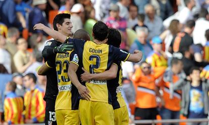 Los jugadores del Atletico Madrid celebran la victoria en mestalla 