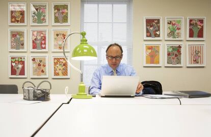 Mark Barden, padre de Daniel Barden (de 7 años) y una de las víctimas de Newtown, trabaja en su oficina.