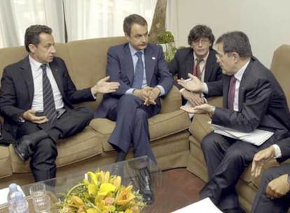 Nicolas Sarkozy (izquierda) y José Luis Rodríguez Zapatero (centro) conversan con Romano Prodi ayer durante la cumbre en Bruselas.