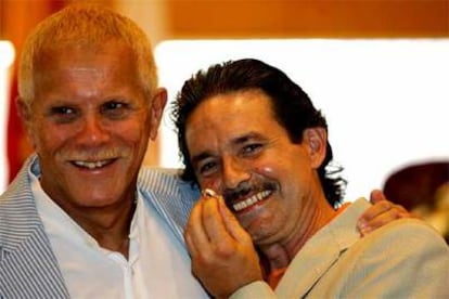 Carlos Baturín y Emilio Menéndez muestran su alianza tras contraer matrimonio.