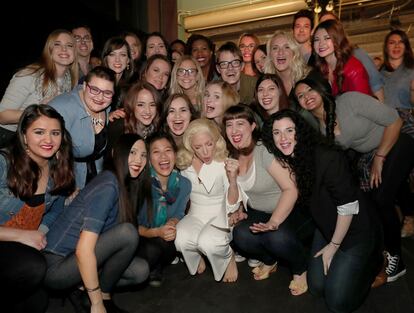 Lady Gaga rodeada de los supervivientes de violaciones en las universidades estadounidenses, que la acompañaron durante su actuación.