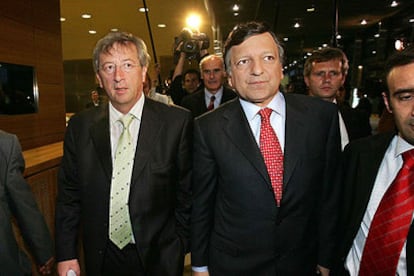 Jean-Claude Juncker (izquierda) y José Manuel Durão Barroso llegan a la Comisión Europea.