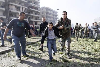Las autoridades han condenado rotundamente lo sucedido y el primer ministro, Tamam Salam, lo calificó de "un mensaje de los grupos terroristas, determinados a proseguir su plan de discordia y las matanzas ciegas en el Líbano". En la imagen, un niño sale del lugar de la explosión, 19 de febrero de 2014.