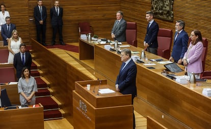 Ximo Puig, este jueves en el Parlamento, tras pedir un minuto de silencio por el asesinato de una mujer en Antella por su expareja.