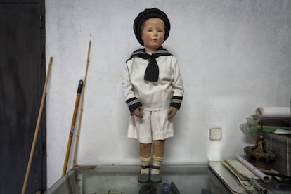 Uno de los muñecos antiguos de Peña, que posee una colección de juguetes antiguos, algunos del siglo XIX.