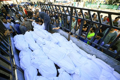 Un camión traslada los cadáveres de la familia Abi al Awf, desplazados desde el norte de la franja de Gaza y que murieron tras un bombardeo israelí en una casa que acogía refugiados en el sur de la Franja. 