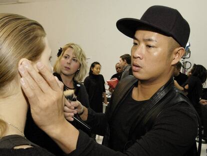 Hugn Vanngo, retocando a una modelo durante un desfile. 