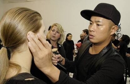 Hugn Vanngo, retocando a una modelo durante un desfile.