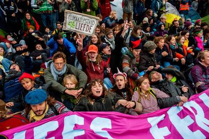 Un grupo de jóvenes manifestantes bloquean un puente en Ámsterdan (Países Bajos) durante una protesta contra la inacción ante el calentamiento global.