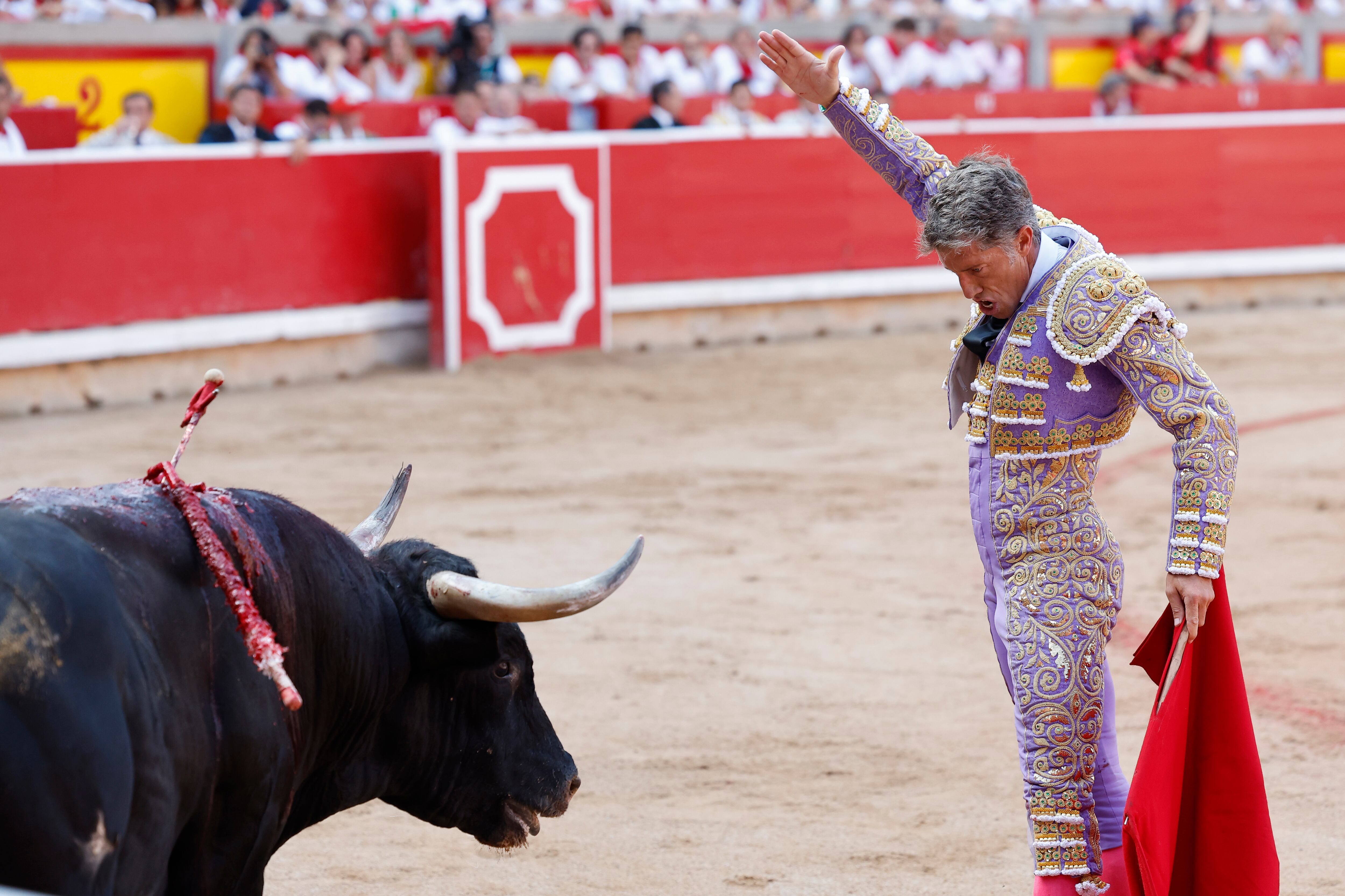 Manuel Escribano, ante uno de sus toros.