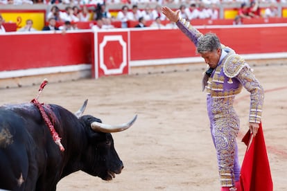 Manuel Escribano, ante uno de sus toros.