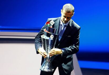 Aleksander Ceferin, presidente de la Uefa, sujeta el nuevo trofeo de la Liga de las Naciones.