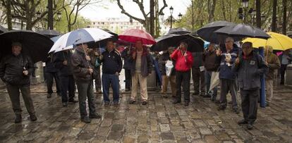 Protesta de trabajadores de los programas de empleo, el viernes ante el Ayuntamiento de Sevilla.