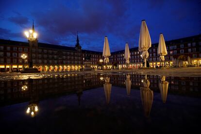 Terrazas en la Plaza Mayor de Madrid cerradas por el estado de alarma en una imagen del 29 de marzo.