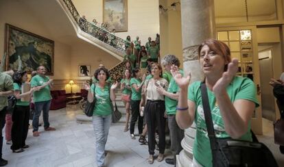 Protestas dentro del Parlamento balear.