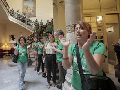 Protestas dentro del Parlamento balear.