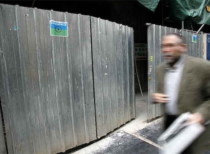 Valla vigilada en una obra en la calle de Consell de Cent, en Barcelona.