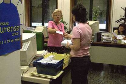 Funcionarios de un juzgado de Ourense separan los sobres con los votos de los emigrantes.