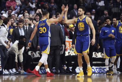 Curry y Thompson celebran una canasta ante Denver.