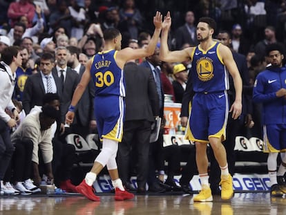 Curry y Thompson celebran una canasta ante Denver.