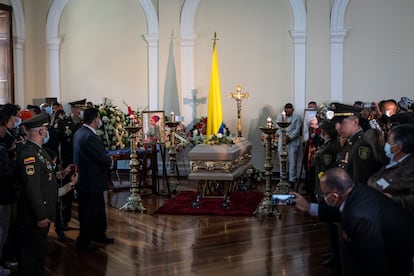 Personas hacen homenaje a Piedad Córdoba, este lunes en el Congreso.